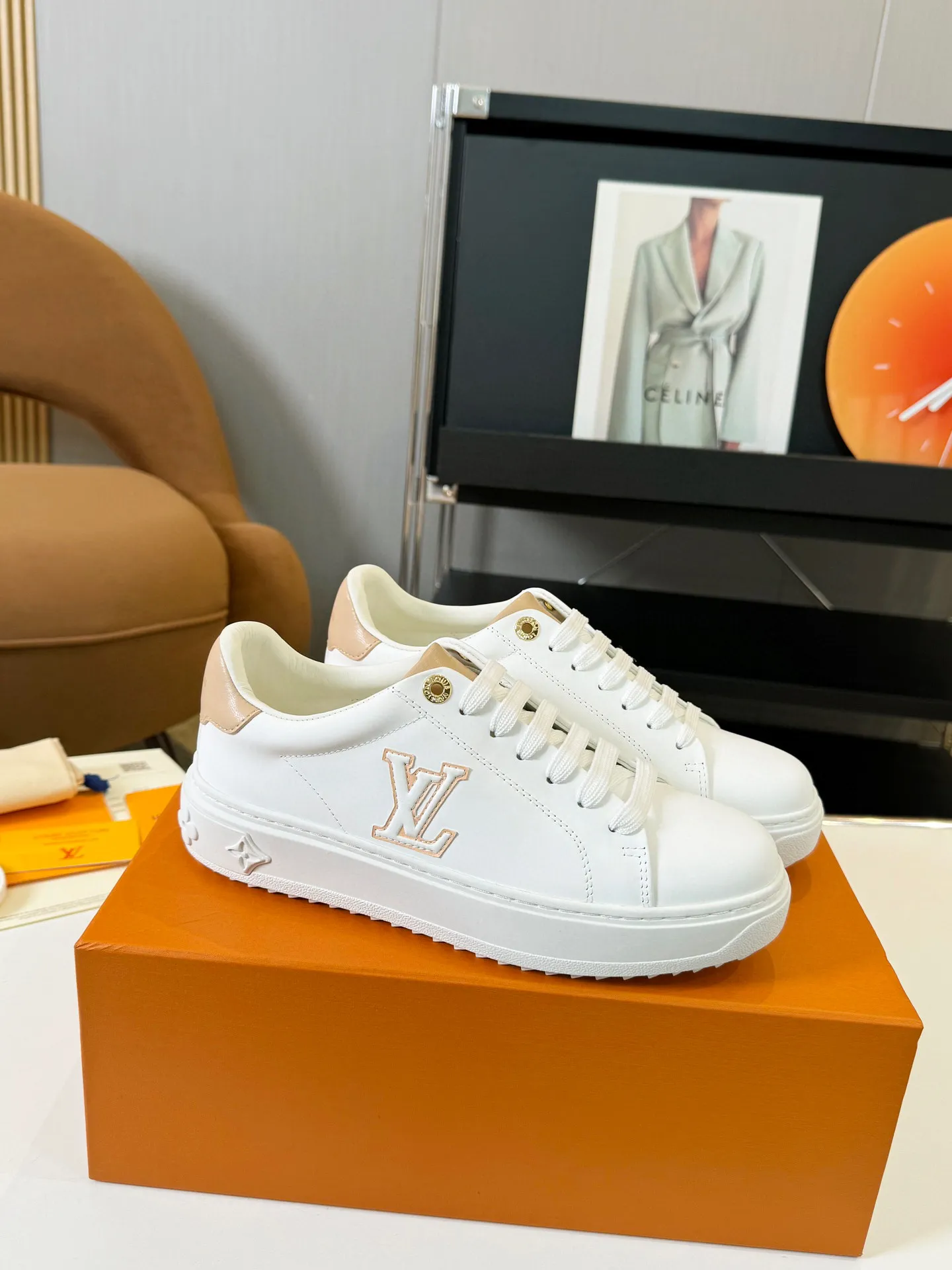 Men's Men's Shoes 💰💰660 Women's LV [Beverly Hills Sports Shoes Series] This Beverly Hills sports shoes are made of grained cow leather with Damier pattern, echoing the current season's leather goods series. The thick rubber outsole is lightweight, and an embossed Louis Vuitton logo adds a branding touch. Padded insole and technical fabric lining enhance comfort.  Detailed Features ♛ Embossed grained cowhide leather ♛ Ultra-lightweight rubber outsole ♛ Louis Vuitton logo on tongue and outsole ♛ Size: 35-40